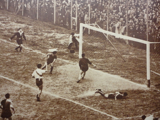 Una acci&oacute;n del encuentro entre Newell's y River del a&ntilde;o 42. Fue r&eacute;cord de recaudaci&oacute;n.