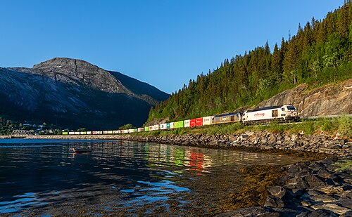 RailCare 68.901 hauls the broken down Di 12.003 and CargoNet's freight train 5784 Bodø - Trondheim, Norway