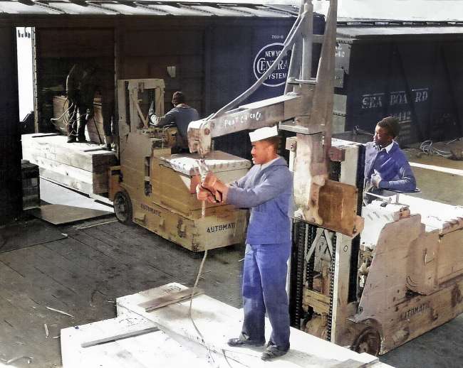 Historic photo of sailors loading munitions at Port Chicago