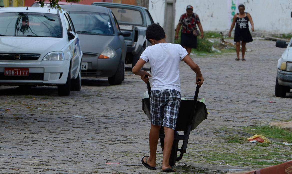 Alguns setores, como a construção e civil e o trabalho doméstico, não podem empregar nem adolescentes maiores de 16 anos 