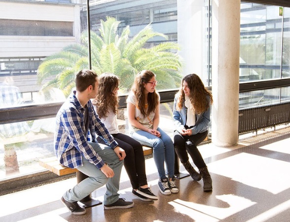 Estudiants parlant en la Facultat UV