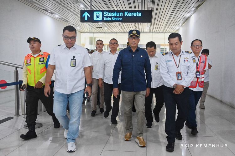 Menteri Perhubungan Budi Karya Sumadi Meninjau Bandara Internasional Soekarno?Hatta, Tangerang, Minggu (29/09/2024).