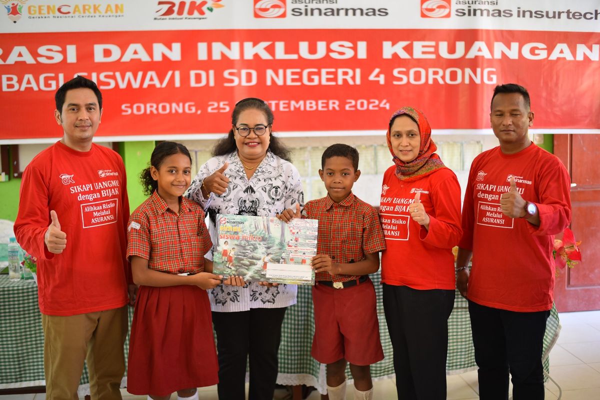 Asuransi Sinar Mas menggelar kegiatan literasi keuangan di Kota Sorong, Papua Barat Daya. Literasi keuangan diberikan bagi siswa dan guru di SD Negeri 4 Sorong serta bagi para nelayan.