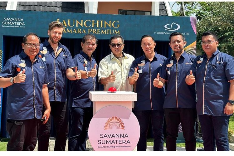 (Dari kiri ke kanan) Direktur Residensial Savanna Sumatera Desto Eko Nugroho, Direktur JSI Group Bram Van Hoof, Komisaris PT Medan Raya Perkasa Tarman Hartono, Direktur JSI Group Fred Perry Martono, Direktur PT Medan Raya Perkasa Irwan, GM Sales and Marketing Residensial JSI Group Mikhael Butar Butar, dan Sales Manager Savanna Sumatera Frangky Siahaan. 