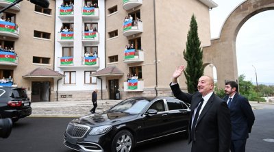 İlham Əliyev: "Balkonda tələbələrin gülər üzlərini görmək böyük xoşbəxtlikdir" - VİDEO