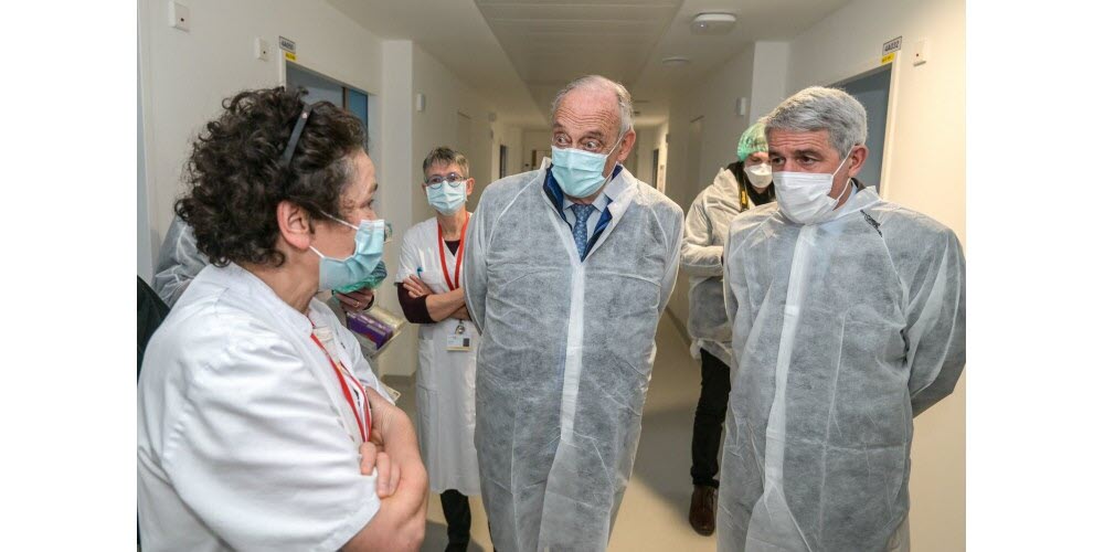 Le docteur Hélène SCHUMACHER, chef du service d’infectiologie, Michel HEINRICH et Patrick NARDIN dans le nouveau service de maladies infectieuses. Vosges Matin, Jérôme HUMBRECHT