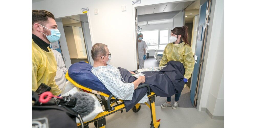 Premier patient du centre hospitalier spinalien, Claude Gerome, 85 ans, pourra se consoler en regardant la magnifique vue sur la cité des Images depuis sa chambre d'hôpital. Vosges Matin, Jérôme HUMBRECHT