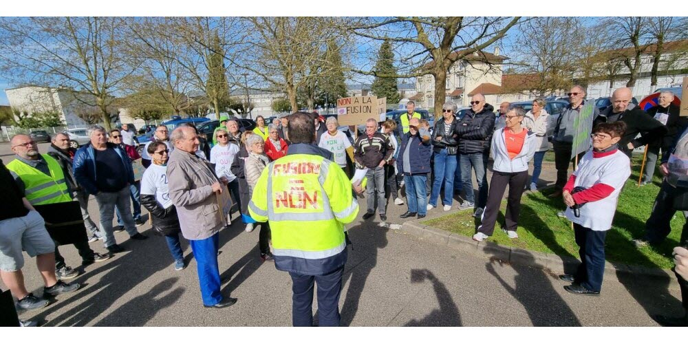 Environ 80 personnes étaient réunies sur le parking de la cité scolaire. Photo Olivier Jorba