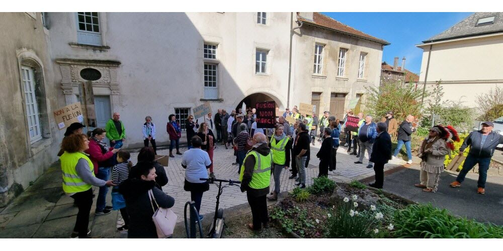 Devant la mairie, les manifestants ont précisé qu'ils ne lâcheraient « rien ». Photo Olivier Jorba