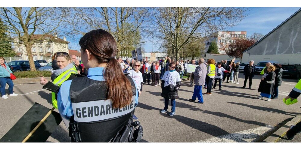 Sous l'oeil vigilant des gendarmes. Photo Olivier Jorba