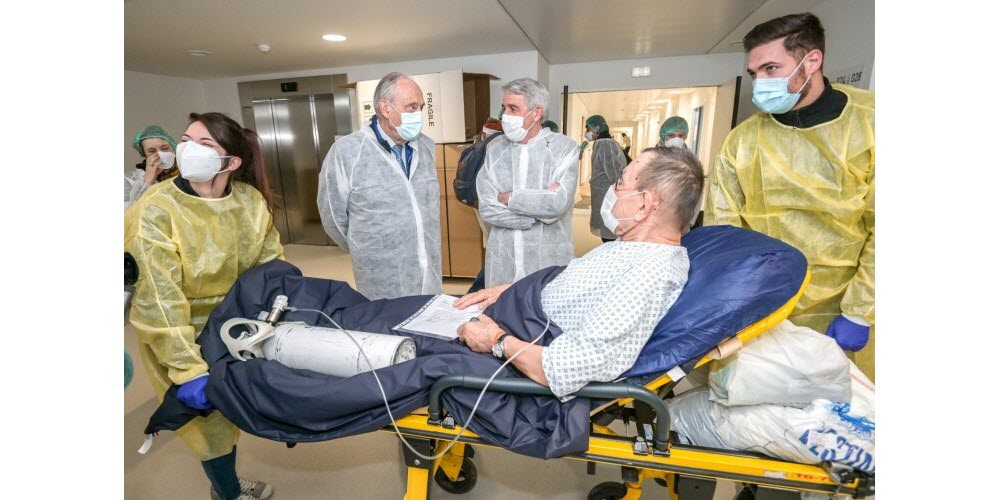 Claude Gerome, 85 ans, atteint du covid, est l'un des premiers patients à découvrir le nouvel établissement hospitalier d'Epinal. Vosges Matin, Jérôme HUMBRECHT