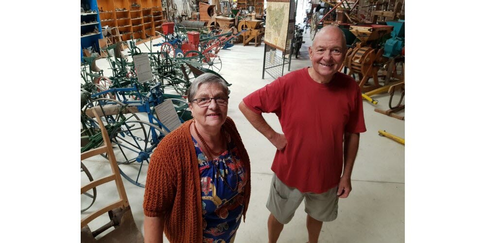 Pierrette et Daniel Aubertin, les propriétaires et gérants du musée  Martinvelle Jadis . Celui-ci contient entre 3 000 et 4 000 objets qui racontent l’histoire de Martinvelle et des villages alentour.  Photo VM /Mickaël DEMEAUX