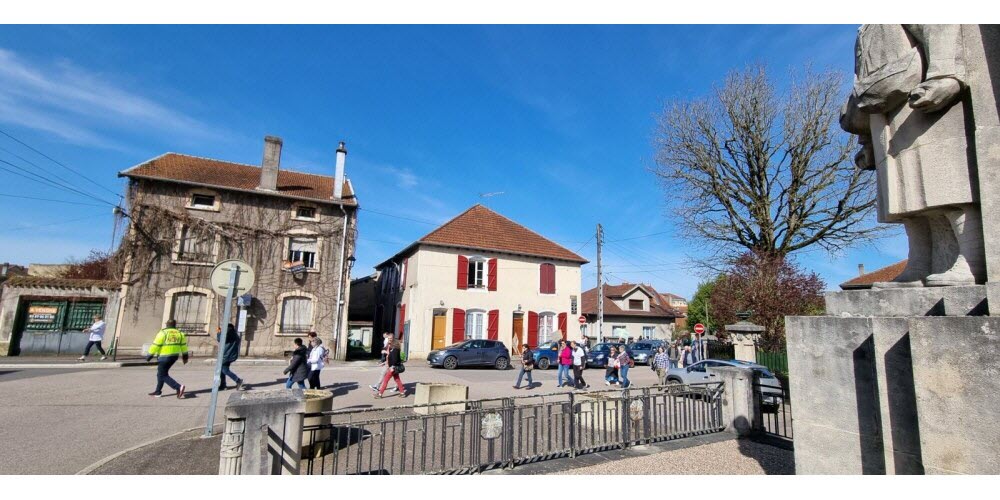 passage devant le monument aux morts avant de rallier la cour de la mairie. Photo Olivier Jorba