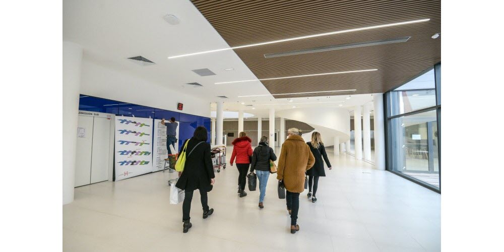 Les travaux de finition se poursuivent dans le hall d'accueil du nouvel hôpital d’Epinal. Vosges Matin, Jérôme HUMBRECHT