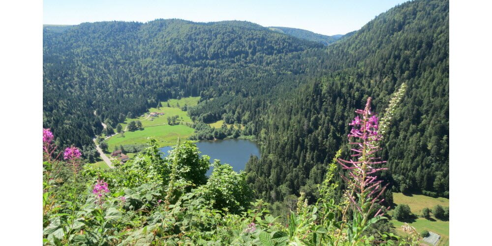 Depuis le belvédère qui surmonte la roche, de magnifiques points de vue se présentent aux visiteurs.  (Photos Ph.C.)