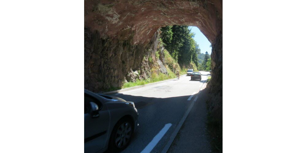 La légende raconte qu’en creusant le tunnel, les ouvriers auraient découvert une petite cavité : l’antre du diable.