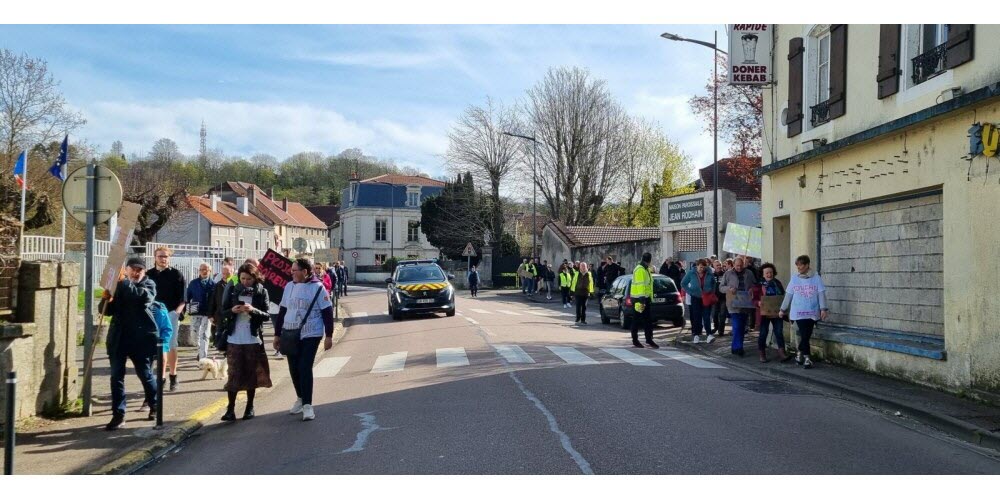 Les gendarmes ont encadré le cortège des manifestants. Photo Olivier Jorba