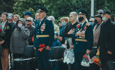 В День перемоги над нацизмом у Другій світовій війні нікопольці поклали квіти до Вічного вогню