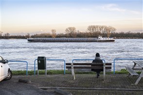 Uitzicht op een rivier met schip