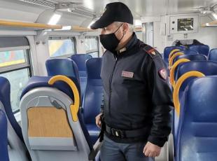 Trenord, aggredita a schiaffi capotreno di 48 anni sulla Milano-Mortara per avere chiesto di spegnere una sigaretta a bordo: «Io faccio quello che mi pare»