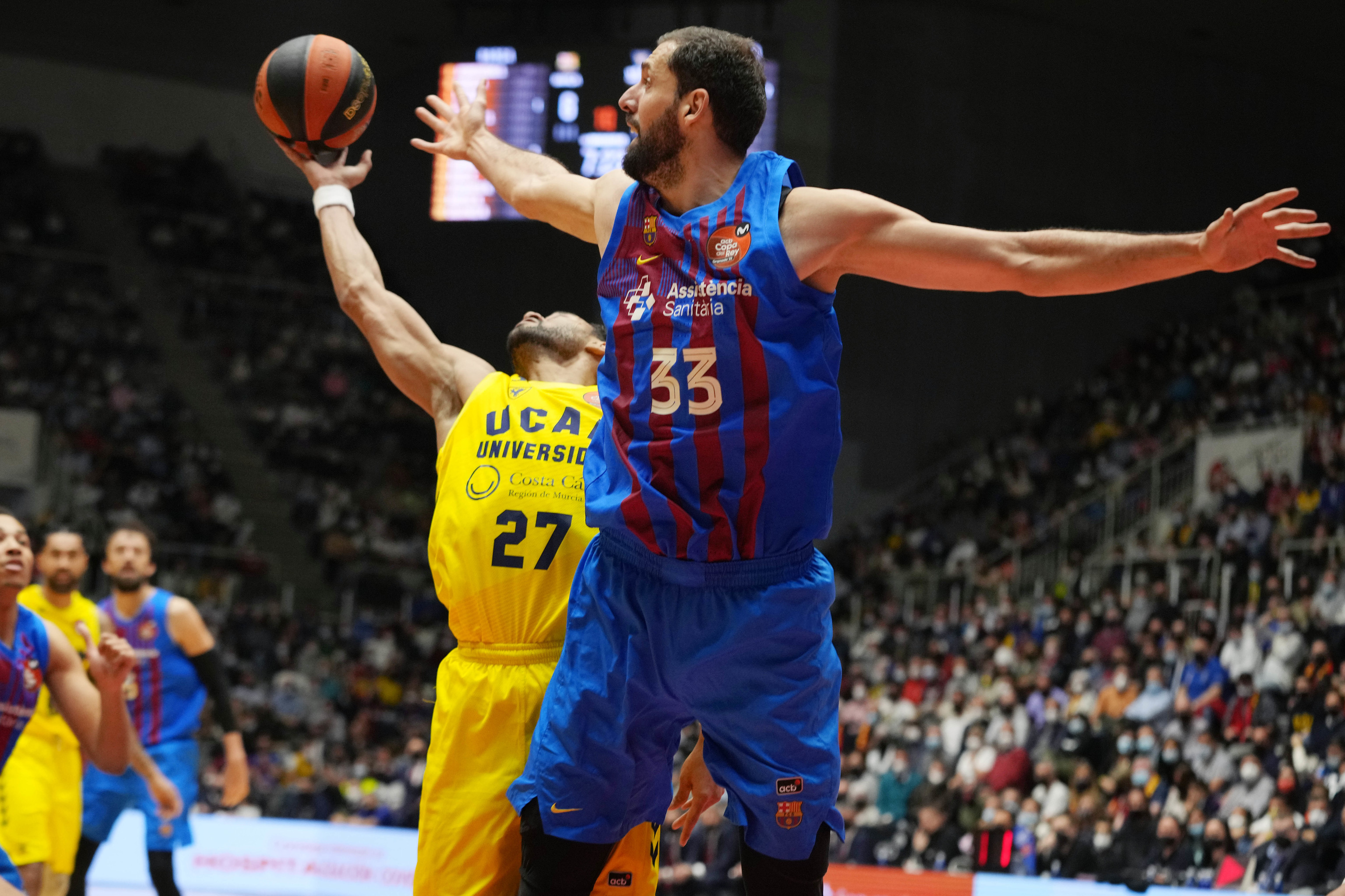 Mirotic y Rojas pugnan por el rebote, en Granada.