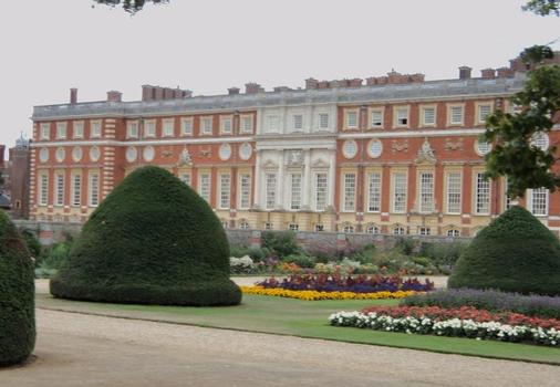 La façade méridionale, de style classique (17e siècle) du château de Hampton Court