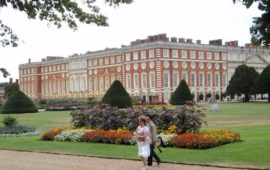 La façade méridionale, de style classique (17e siècle) du château de Hampton Court