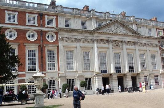 L'aile orientale du château de Hampton Court date du règne de Guillaume III et de Mary II (à partir de 1690) et est une conception de l'architecte Christopher Wren, dans le style classique