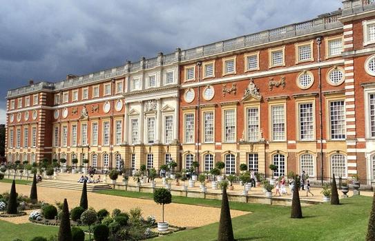 La façade méridionale, de style classique (17e siècle) du château de Hampton Court