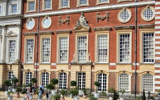 La façade méridionale, de style classique (17e siècle) du château de Hampton Court