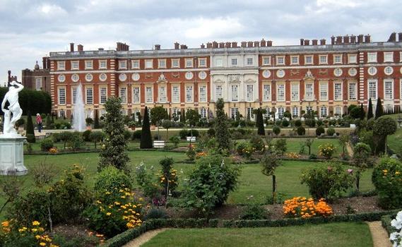 La façade méridionale, de style classique (17e siècle) du château de Hampton Court