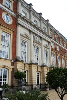 La façade méridionale, de style classique (17e siècle) du château de Hampton Court