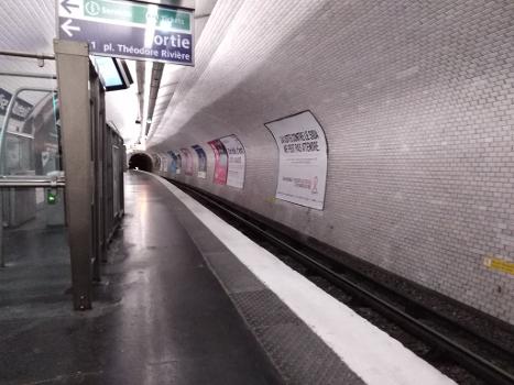 Église d'Auteuil Metro Station