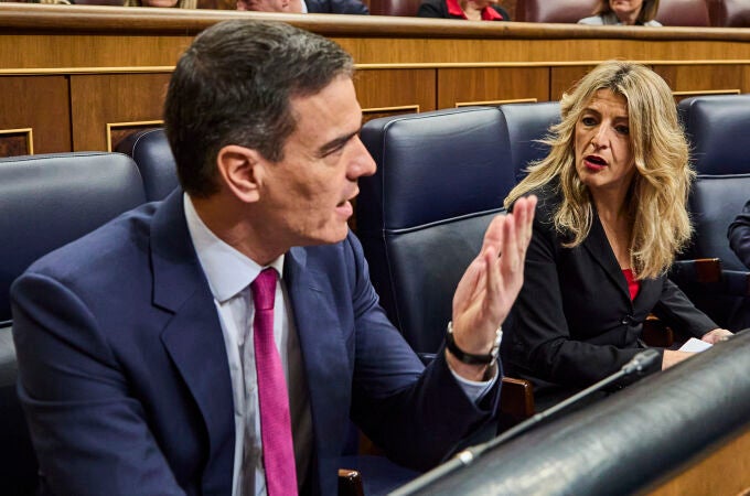 Pedro Sánchez y Yolanda Díaz en una sesión de control del Gobierno, en el Congreso.