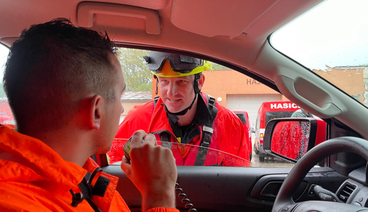 Ze zatopeného domu žena volala o pomoc, vůbec nebyla slyšet, jak hučela voda. Bylo to vážné, vzpomíná velitel hasičů