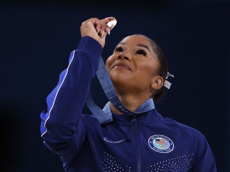 &copy; Reuters. FILE PHOTO: Paris 2024 Olympics - Artistic Gymnastics - Women's Floor Exercise Victory Ceremony - Bercy Arena, Paris, France - August 05, 2024. Bronze medallist Jordan Chiles of United States looks at her medal. REUTERS/Amanda Perobelli/File Photo