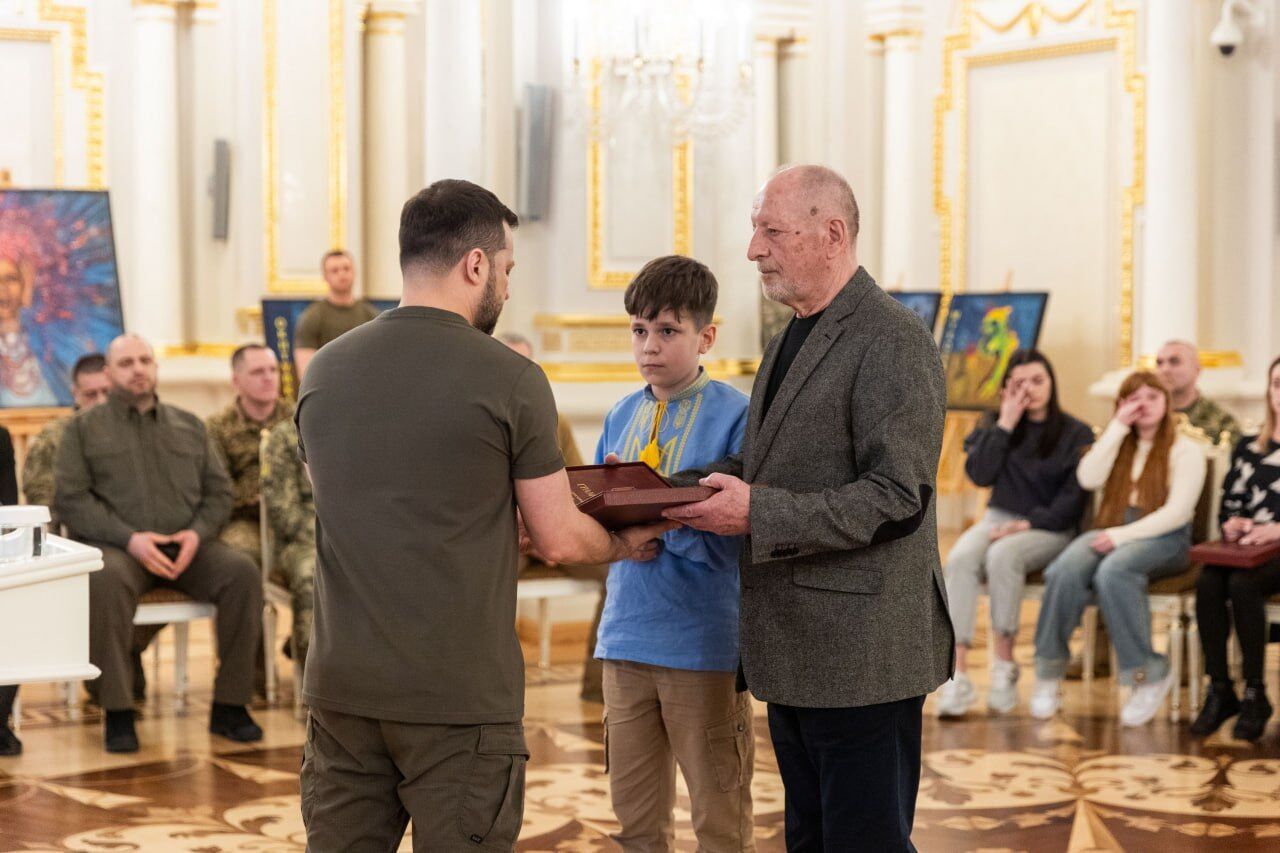 Зеленський вручив ордени "Золота Зірка" захисникам, яким присвоєно звання Героя України, і родинам загиблих Героїв. Фото і відео