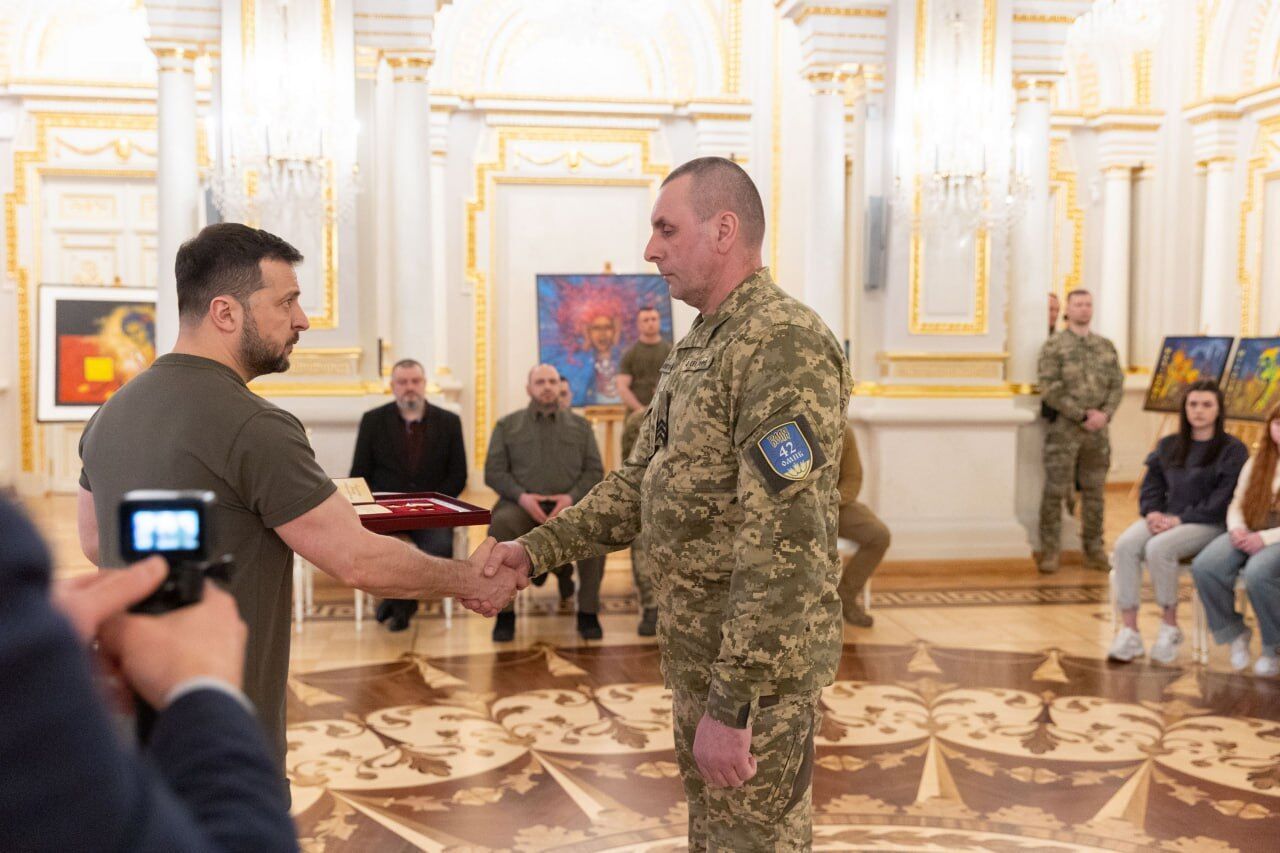 Зеленський вручив ордени "Золота Зірка" захисникам, яким присвоєно звання Героя України, і родинам загиблих Героїв. Фото і відео