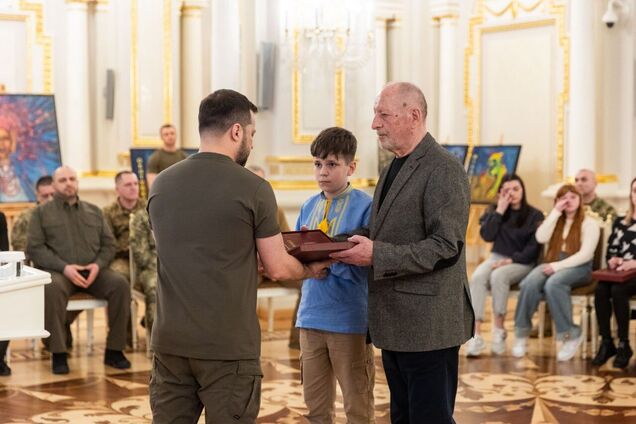 Зеленський вручив ордени 'Золота Зірка' захисникам, яким присвоєно звання Героя України, і родинам загиблих Героїв. Фото і відео