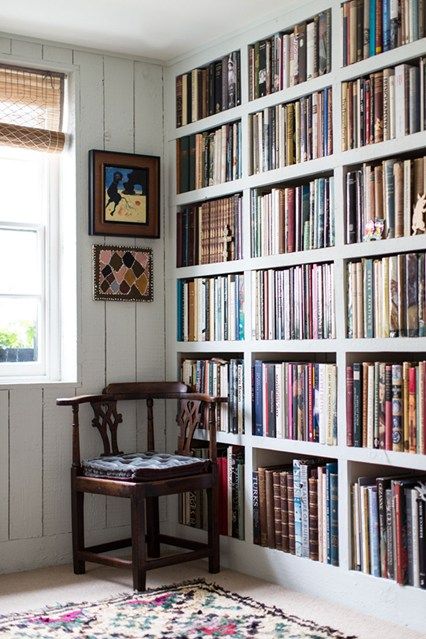 If you have a blank wall what better way to give it life than sturdy built-in bookshelves, like these in the home of gallerist Rebecca Hossack. Note the way that the size of the shelves subtly increases, so that small light books snugly fill the top, while the largest, heaviest tombs have ample room at the bottom. Bookshelf Ideas Living Room, Lots Of Books, Library Room, Home Libraries, Built In Bookcase, Boho Interior, Home Library, Book Shelf, My New Room