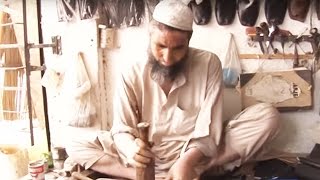 "کالا پل" کے نام سے مشہور کوہاٹی چپل کی بنائی