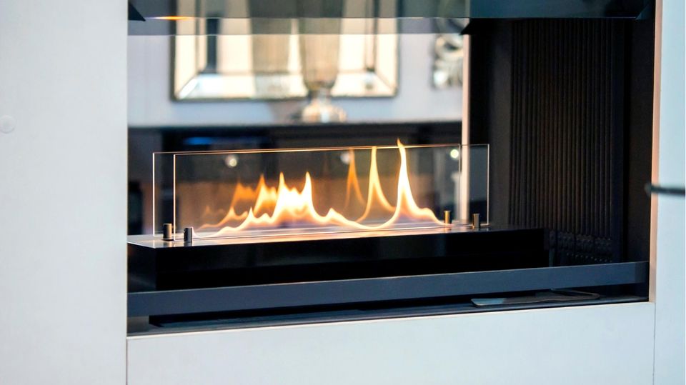 Ein Tischkamin wird mit Bioethanol betrieben, anstatt mit Holz