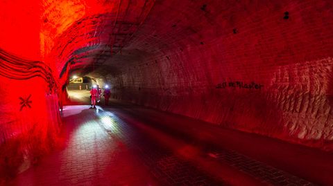 Rotlicht in einem Gang des Erkundungs-Atom-Endlager in Gorleben