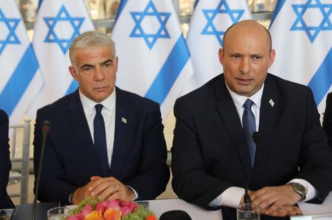 Naftali Bennett, Ministerpräsident von Israel (r.) und Außenminister Jair Lapid