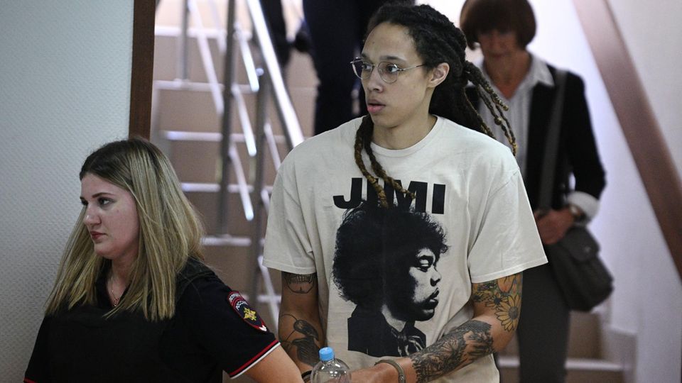 Brittney Griner betritt das Gericht im Norden Moskaus.