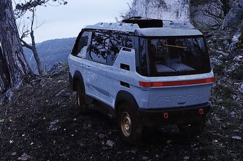 Der Mini-Offroadcamper Potential Motors Adventure 1 steht in einem bergigen Gelände