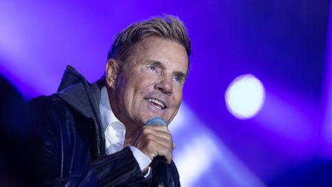 Dieter Bohlen singt in ein Mikrofon