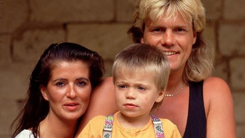 Dieter Bohlen mit seinem Sohn auf dem Arm und Frau Erika