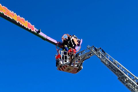 Höhenretter der Feuerwehr befreiten die Gäste des Fahrgeschäfts "Jekyll and Hyde" auf Hamburger Dom