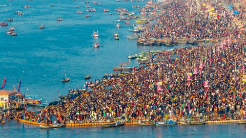 Hindus versammeln sich Anfang Februar in der Stadt Prayagraj am Sangam